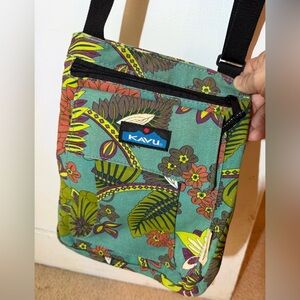 KAVU Tropical Print women’s Messenger Bag